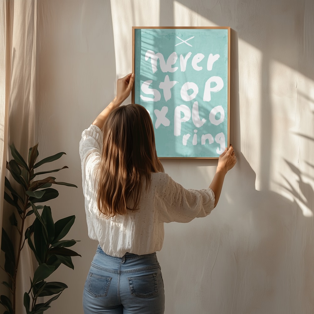 Plakat med "Never Stop Exploring"