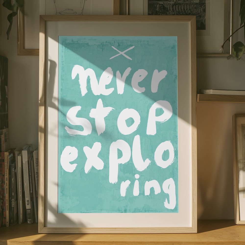 Plakat med "Never Stop Exploring"