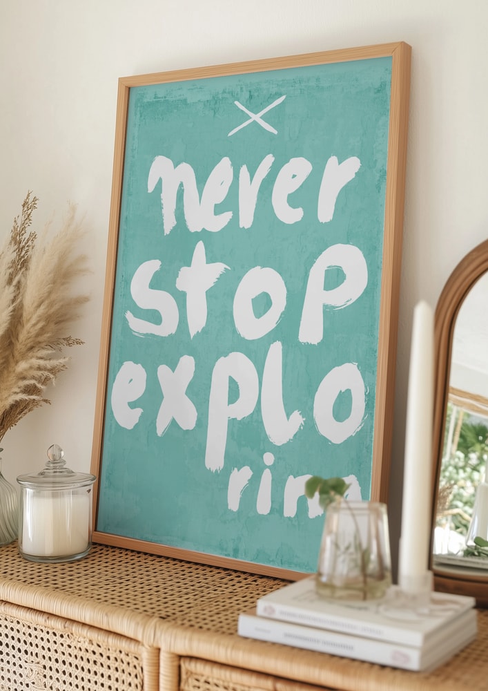 Plakat med "Never Stop Exploring"