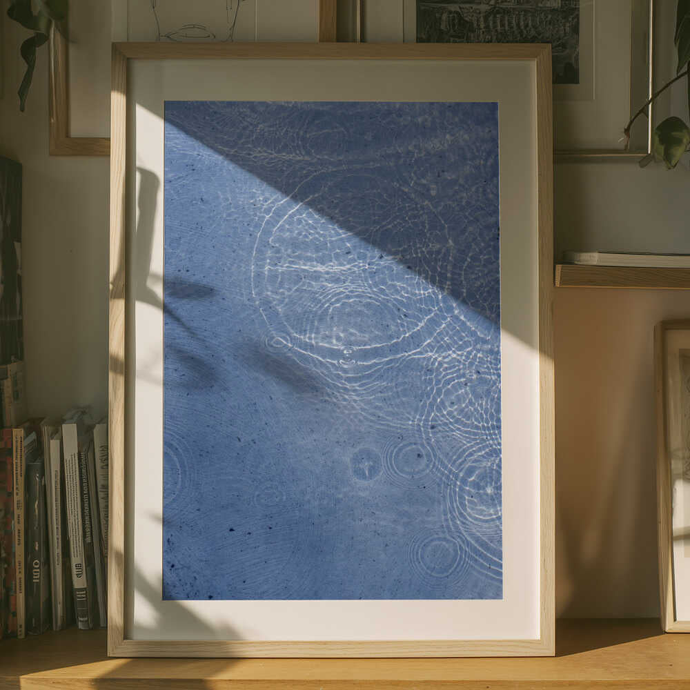 Plakat med rolige blå vandrippler