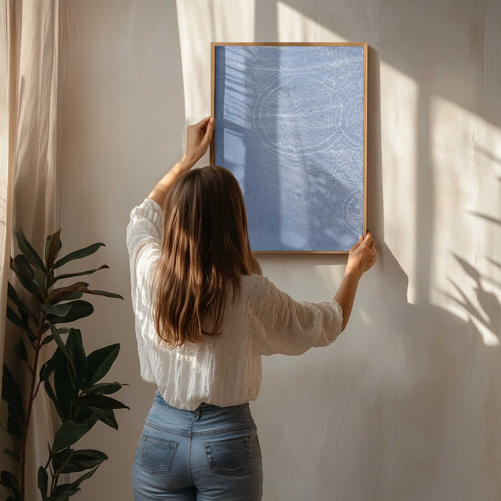 Plakat med rolige blå vandrippler